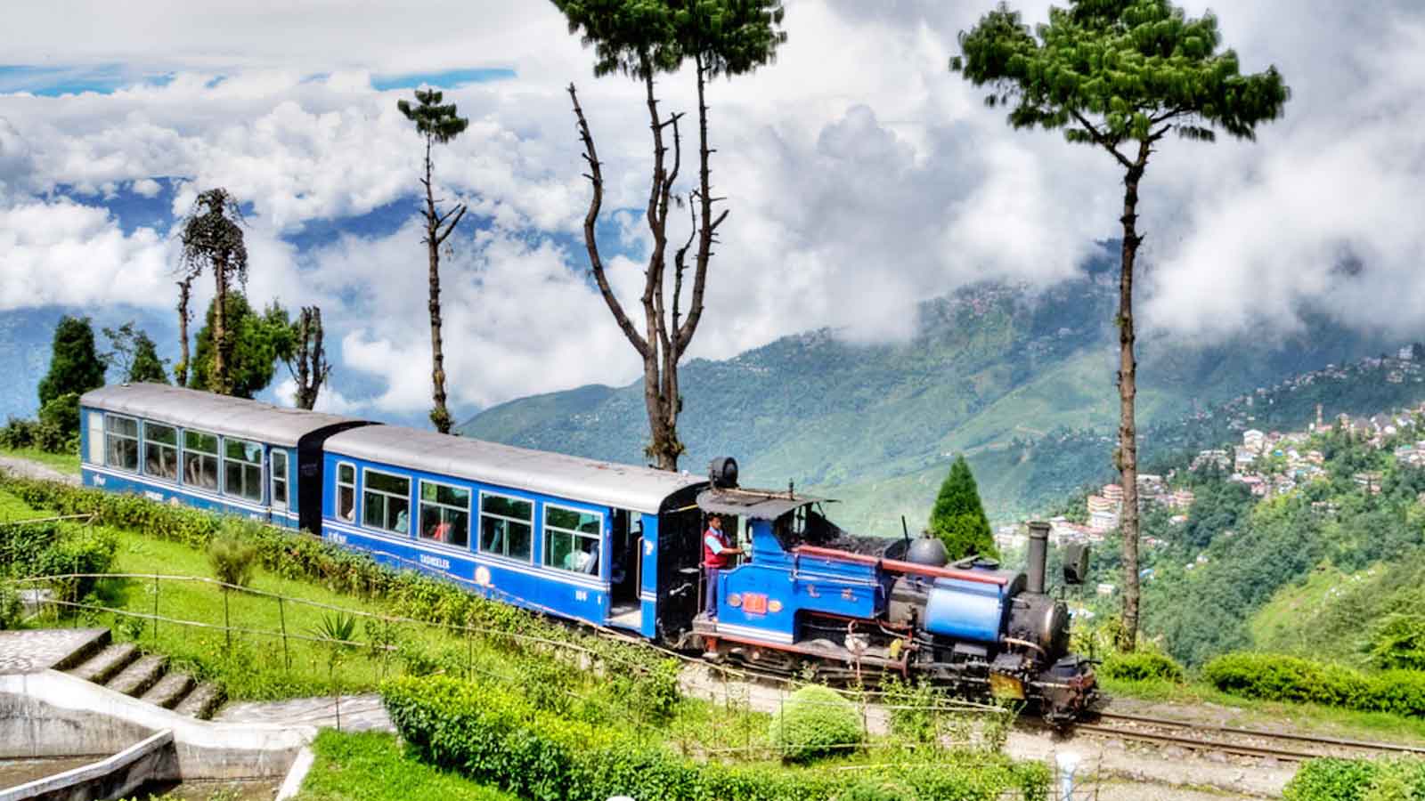 2. Darjeeling Himalayan Railway (Toy Train) – A UNESCO Heritage Experience